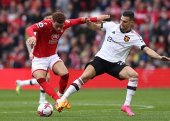 Pemain pertahanan Manchester United, Diogo Dalot (kanan) turut berjaya menjaringkan gol pertamanya untuk Red Devils dalam kemenangan 2-0 ke atas Nottingham Forest dalam Liga Perdana Inggeris sebentar tadi. (Foto: AFP)