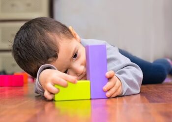 KELEWATAN mendapatkan terapi boleh memberi kesan terhadap perkembangan anak autisme. - GAMBAR HIASAN