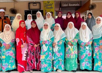NAJWA Othman (depan, empat dari kiri) bergambar bersama wakil dan ahli Purnama selepas berkunjung ke Pusat Kecemerlangan Harumanis Bukit Bintang, Kangar, Perlis. -UTUSAN/ASYRAF MUHAMMAD