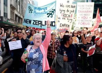 RIBUAN guru berarak ke Queen Street untuk membuat protes di Auckland, New Zealand, semalam. -AGENSI