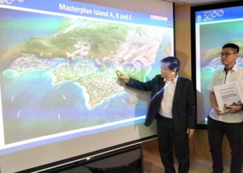 KETUA Menteri, Chow Kon Yeow menunjukkan pelan pembangunan projek PSI yang telah memperoleh kelulusan EIA daripada JAS dalam sidang akhbar di George Town, Pulau Pinang.