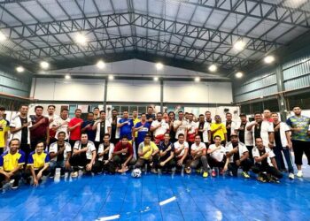 PARA pemain PWP dan Pemuda UMNO Bahagian Kangar, Arau dan Padang Besar bergambar dalam perlawanan futsal santai empat penjuru di Arena Futsal, Kangar, Perlis malam tadi.- UTUSAN/IZLIZAN OTHMAN