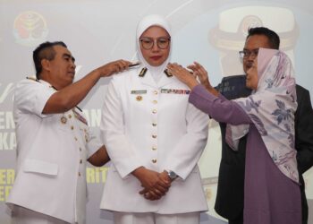 SAIFUL Lizan Ibrahim  memakaikan pangkat kepada Zulinda Ramly bersama ibunya, Fatimah@Hasnah Abdullah.