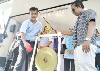 DR. Zaini Hussin (kiri) memalu gong sebagai gimik perasmian Sambutan Hari Denggi ASEAN dan Gotong-royong Mega 1.0 Perangi Aedes dan Pelancaran One Hour Malaysia Clean UP Peringkat Negeri Kelantan di pekarangan Masjid Iktikaf Manal Jaya 2 Tanah Merah, Kelantan hari ini-UTUSAN/ROHANA ISMAIL.