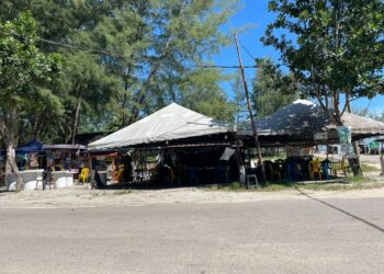 LOKASI perniagaan yang terlibat dengan arahan untuk berpindah di Pantai Bisikan Bayu, Semerak, Pasir Puteh, Kelantan. UTUSAN/TOREK SULONG.