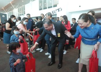 Anthony Loke bersama Duta Besar Thailand ke Malaysia, Lada Phumas (kanan) menyampaikan cenderahati kepada penumpang MYAirline ke Bangkok pada majlis pelancaran penerbangan antarabangsa dari Kuala Lumpur ke Bangkok dan Program “MYAirline Students” di Lapangan Antarabangsa Kuala Lumpur (KLIA) Terminal 2, semalam. - UTUSAN/FAISOL MUSTAFA