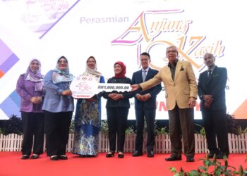 NANCY Shukri (tengah) menerima replika kunci sebagai tanda perasmian Anjung Kasih YKN di HSJ, Butterworth, Pulau Pinang hari ini. Turut kelihatan Dr. Zaliha Mustafa (tiga dari kiri) dan Dr. Jeffrey Cheah (tiga dari kanan). - Pic: IQBAL HAMDAN