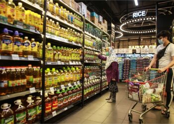 Kenaikan pendapatan berdasarkan dasar gaji progresif dijangka turut menaikkan harga barang keperluan. – GAMBAR HIASAN/AFIQ RAZALI