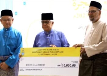 AHMAD Fuzi Abdul Razak (tengah)  menyerahkan replika cek kepada tokoh Maal Hijrah Pulau Pinang bagi tahun 1445H/2023, Prof. Dr. Mohammad Ilyas Shahabuddin dalam majlis sambutan Maal Hijrah Peringkat Pulau Pinang di Masjid Daerah Seberang Perai Tengah, Pulau Pinang semalam. - Pic: FB Bahagian Pendidikan JHEAIPP
