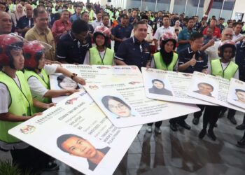 ANTHONY Loke bersama sebahagian penerima lesen memandu menerusi Program MyLesen B2 peringkat Pulau Pinang di Balik Pulau. - Pic: IQBAL HAMDAN