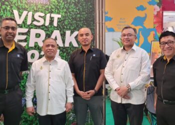 LYNDON Alfred Felix (kiri) bersama Saarani Mohamad (dua dari kiri) dan Setiausaha Kerajaan Negeri Perak,  Datuk Ahmad Suaidi Abdul Rahim (dua dari kanan) pada  Majlis PraPelancaran Tahun Melawat Perak 2024 di Kuala Lumpur baru-baru ini. - UTUSAN