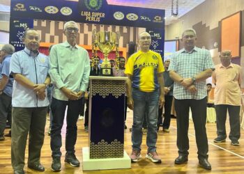 MOHD Shukri Ramli (tiga dari kanan) bergambar bersama piala Liga Super Perlis 2023 selepas majlis pelancaran yang berlangsung di Dewan Bankuet Bangunan Pentadbiran Kerajaan Negeri, Kangar, Perlis. -UTUSAN/IZLIZAN OTHMAN