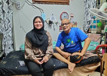 NOR AZAH Abdul Aziz (kiri) dan sepupunya, Samsudin Ismail tampil menjelaskan isu sebenar membabitkan pertengkaran mereka yang tular di media sosial sejak beberapa hari lalu.