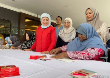 NANCY Shukri (kiri) beramah mesra bersama penghuni Pusat Jagaan Damai Permai ketika mengunjungi pusat itu di Kepala Batas, Pulau Pinang hari ini. - Pix: SITI NUR MAS ERAH AMRAN