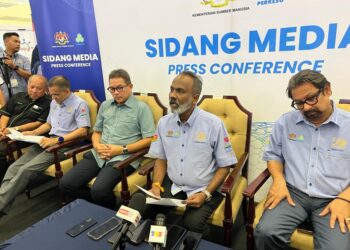 V. Sivakumar (dua dari kanan) mengadakan sidang media selepas merasmikan Karnival Kerjaya MyFutureJobs dan SKSSR, di Kuala Terengganu, hari ini. - UTUSAN.KAMALIZA KAMARUDDIN