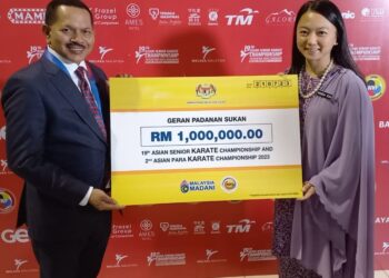 HANNAH Yeoh menyerahkan replika cek berjumlah RM1 juta kepada Nur Azmi Ahmad di MITC, Ayer Keroh, Melaka. - UTUSAN/AMRAN MULUP
