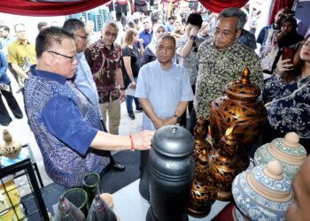 TIONG King Sing (kiri) melawat pameran pada program Warisan@Lenggong sempena sambutan ulang tahun ke-11 pengiktirafan Lembah Lenggong sebagai Tapak Warisan Dunia UNESCO di Lenggong. -UTUSAN/MUHAMAD NAZREEN SYAH MUSTHAFA