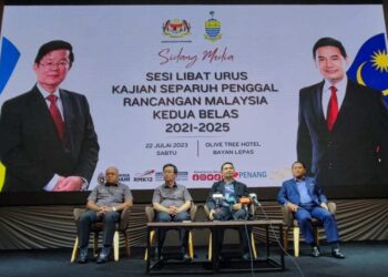 RAFIZI Ramli (dua dari kanan) dan Chow Kon Yeow (dua dari kiri) pada sesi libat urus kajian separuh penggal Rancangan Malaysia Kedua Belas (SLU KSP RMKe-12) bersama Kerajaan Negeri Pulau Pinang di Bayan Lepas, Pulau Pinang, semalam.