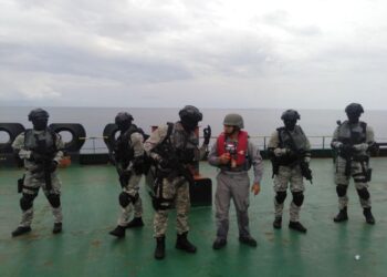 Anggota STAR Team bersama BAKAMLA ketika berjaya menahan sebuah kapal tangki baru-baru ini. - GAMBAR IHSAN MARITIM MALAYSIA