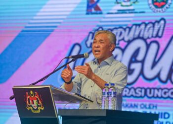 AHMAD Zahid Hamidi ketika berucap pada 
Himpunan Lestari Belia Lestari Generasi Unggul (LesGu), di Bandar Al-Muktafi Billah Shah, Dungun,  hari ini.  - UTUSAN/PUQTRA HAIRRY ROSLI