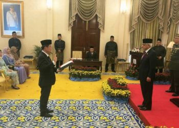 CHOW Kon Yeow mengangkat sumpah memegang jawatan Ketua Menteri di hadapan Yang Dipertua Negeri Pulau Pinang, Tun Ahmad Fuzi Abdul Razak di Seri Mutiara, George Town, Pulau Pinang kelmarin.. - Pic: IQBAL HAMDAN