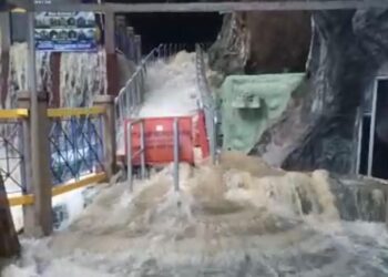 KEADAAN air melimpah di laluan pintu masuk Gua Kelam, Perlis susulan daripada hujan berterusan sejak semalam yang mengundang risiko bahaya kepada pengunjung. -UTUSAN