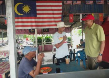ABDUL MOHSEIN Mohd. Shariff (kanan) ketika bertemu penduduk di sekitar DUN Telok Ayer Tawar dalam siri kempen PRN-15 di Butterworth, Pulau Pinang semalam.