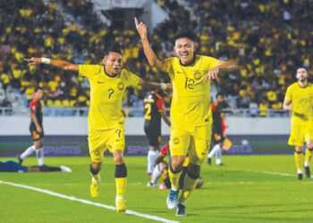 ARIF Aiman Hanapi (kanan) , Faisal Halim dan Akhyar Rashid menjadi trio serangan terbaik dimiliki Harimau Malaya.
