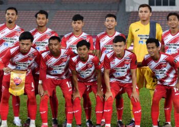 KESEBELASAN utama KL Rovers ketika menentang Terengganu FC pada perlawanan Piala Malaysia di Stadium Bola Sepak Kuala Lumpur, Cheras kelmarin. - IHSAN TERENGGANU FC