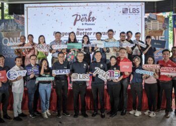 LIM Hock San (kanan) ketika pelancaran majlis 'LBS Perks and Plusses' di Galeri Jualan KITA@Cybersouth di Cyberjaya. - UTUSAN/FAIZ ALIF ZUBIR.

FOTO - FAIZ ALIF ZUBIR/PEMBERITA - NAJIB