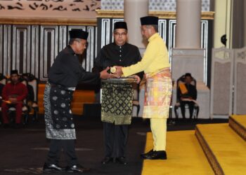 AHMAD Samsuri Mokhtar (kiri) menerima watikah pelantikan Menteri Besar Terengganu daripada Sultan Mizan Zainal Abidin di Istana Syarqiyyah, Kuala Terengganu, hari ini. - UTUSAN/PUQTRA HAIRRY ROSLI