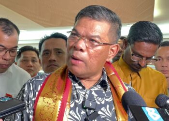 SAIFUDDIN NASUTION Ismail ketika ditemui pemberita selepas menghadiri Majlis Makan Malam Amal Bersama Pemimpin dengan NGO Anjuran Jawatankuasa Pertubuhan Kebajikan Kebudayaan dan Sosial Kaum India Pulau Pinang, di Bukit Jambul, Pulau Pinang malam tadi.