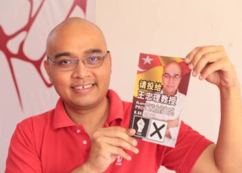 DARREN Ong ketika melancarkan manifesto sebagai calon DUN Dengkil. - UTUSAN/MOHD HUSNI MOHD NOOR