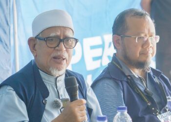 ABDUL HADI Awang bersama calon Perikatan Nasional (PN), Dr. Mazri Yahya ketika berkempen di Simpang Jeram, Muar.