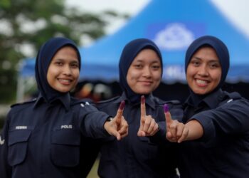 TINJAUAN hari pengundian awal PRN di IPD Sepang. - UTUSAN/FAISOL MUSTAFA