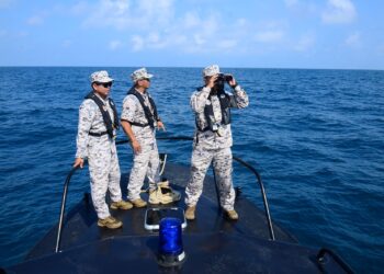 ANGGOTA Maritim Malaysia meneruskan operasi mencari dan menyelamat tekong warga Thailand yang dipercayai hilang apabila bot nelayan tempatan digunakan karam di kedudukan 26.8 batu nautika di Perairan Kuala Pahang, Khamis lalu. - FOTO/SHAIKH AHMAD RAZIF