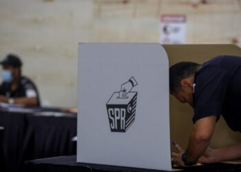 TINJAUAN PROSES undi awal di IPD Sepang. - UTUSAN/FAISOL MUSTAFA