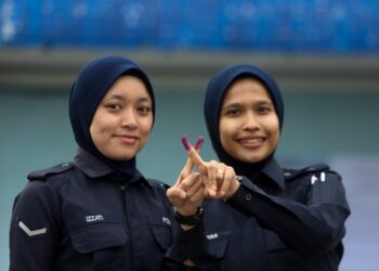 ANGGOTA PDRM menunaikan tanggungjawab dengan mengundi awal sempena PRN di IPD Sepang. - UTUSAN/FAISOL MUSTAFA