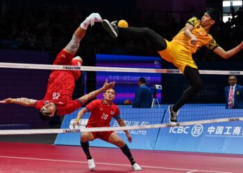NORAIZAT Nordin cuba melakukan hadangan ketika aksi final berpasukan Malaysia menentang Thailand sebentar tadi.