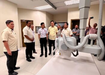 ABDUL Rahman Mohamad (dua dari kiri) mendengar penerangan ketika lawatan ke bilik x-ray selepas Majlis Penyerahan Klinik Kesihatan Padang Besar, Perlis, hari ini. -UTUSAN/ASYRAF MUHAMMAD