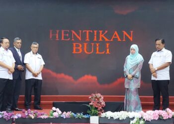 FADHLINA Sidek (dua dari kanan) pada Majlis Perasmian Program Sahsiah Terbilang Hentikan Buli Membentuk Anak Yang Baik Lagi Cerdik yang diadakan bersama pelancaran Garis Panduan Pengurusan Buli Buli dan Gangguan Seksual di Institusi Pendidikan di SM Sains Tun Syed Shahabudin, Bukit Mertajam, Pulau Pinang hari ini.