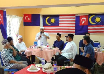 SAARANI MOHAMAD (berdiri) minta rakyat dan penyokong BN mendamaikan hati menerima kerjasama PH-BN dalam kerajaan perpaduan.
