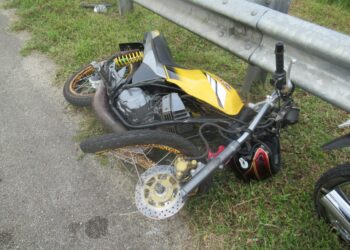 KEADAAN motosikal RXZ yang ditunggangi Muhammad Luqman Misnan setelah terlibat dalam kemalangan di Kilometer 255.8 LPT2 selepas Plaza Tol Jabor, Kemaman, hari ini. 