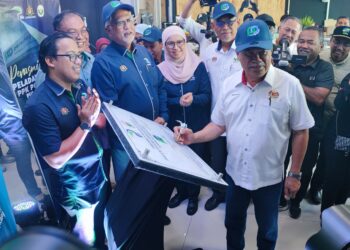 MOHAMAD Sabu ketika merasmikan program Gerai Jualan Agro Madani di Peladang Outlet (PO) Pokok Sena, Kepala Batas, Pulau Pinang hari ini. - Pic: IQBAL HAMDAN