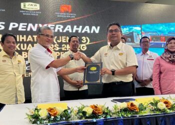 ABDUL Rahman Mohamad (tiga dari kiri) melihat sesi penyerahan dokumen antara Mohd Shahril Mohd Said (tiga dari kanan) dan Zairi Mat Ali (dua dari kiri) sewaktu Majlis Penyerahan Klinik Kesihatan Padang Besar, Perlis hari ini.- UTUSAN/ASYRAF MUHAMMAD