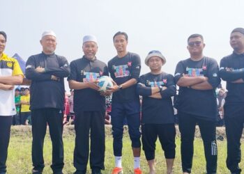 IDRIS Ahmad (tiga dari kiri) menerima serahan  bola sebagai gimik perasmian Karnival Bola D'Bendang yang diadakan di Parit Haji Taib 2, Bagan Serai hari ini. - UTUSAN/WAT KAMAL ABAS
