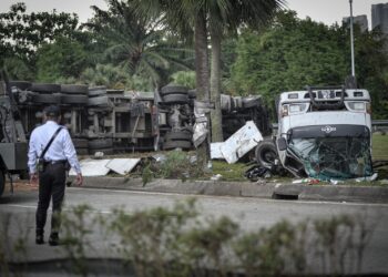 LORI treler yang terlibat kemalangan di Jalan Persiaran Utara berhampiran susur keluar Persiaran Timur, Putrajaya. - UTUSAN/FAIZ ALIF ZUBIR