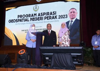 SAARANI Mohamad merasmikan Program Aspirasi Geospatial Negeri Perak 2023 di Ipoh hari ini. - UTUSAN