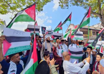 SEBAHAGIAN umat Islam berhimpun secara aman di pekarangan Masjid Kapitan Keling, George Town, Pulau Pinang hari ini bagi menyatakan sokongan terhadap perjuangan rakyat Palestin. - Pic: IQBAL HAMDAN