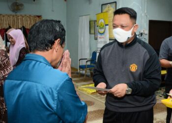 TUANKU Syed Faizuddin Putra Jamalullail (kanan) berkenan menyampaikan sumbangan kepada salah seorang penerima sewaktu Majlis Sumbangan MAIPs Peduli di Masjid Al-Islah, Ngulang, Mata Ayer, Arau, Perlis. -UTUSAN